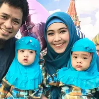 Artis yang mengawali kariernya lewat film Ketika Cinta Bertasbih, Oki Setiana Dewi itu mengaku bahwa pada Ramadan kali merasakan sedih lantaran kedua buah hatinya dilanda penyakit campak secara bersamaan. (Instagram/okisetianadewi)