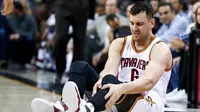 Center Cleveland Cavaliers, Andrew Bogut, mengerang kesakitan sambil memegang kaki kirinya setelah berbenturan dengan forward Miami Heat, Okaro White, dalam lanjutan NBA, Senin (6/3/2017).