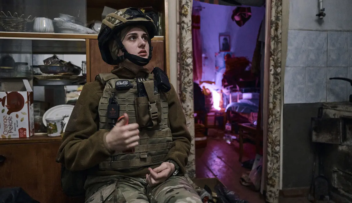 <p>Kepala bagian Donetsk yang dikuasai Moskow, Denis Pushilin, mengatakan pasukan Rusia sekarang menguasai 75 persen kota, meski dia memperingatkan masih terlalu dini untuk berbicara tentang jatuhnya Bakhmut. (AP Photo/Libkos)</p>