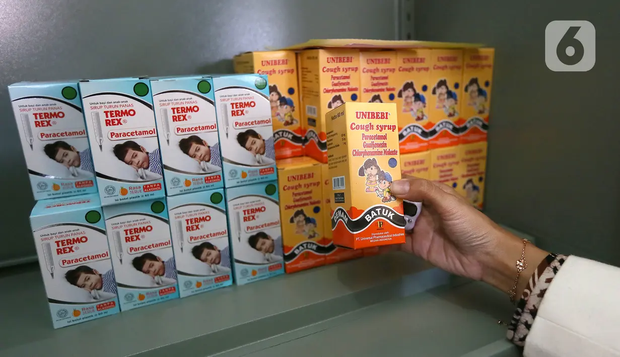 Petugas menunjukkan obat sirup penurun panas anak yang dilarang penggunaannya saat sidak di Apotek Sehat, Bogor, Jawa Barat, Sabtu (22/10/2022). Menko PMK Muhadjir Effendy bersama Wali Kota Bogor Bima Arya melakukan sidak menyusul terbitnya surat edaran nomor SR.01.05/III/3461/2022 dari Kementerian Kesehatan tentang penghentian sementara penggunaan obat dan vitamin dalam bentuk cair atau sirup kepada anak-anak. (merdeka.com/Arie Basuki)