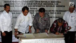 Menkominfo Rudiantara, Ketua Bawaslu Abhan Misbah dan Ketua KPU Arief Budiman menandatangani nota kesepakatan tentang Internet Bebas Hoax dalam Pilkada 2018 di Kantor Bawaslu, Jakarta, Rabu (31/1). (Liputan6.com/Johan Tallo)