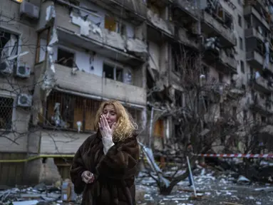 Reaksi Natali Sevriukova di samping rumahnya menyusul serangan roket di kota Kyiv, Ukraina, 25 Februari 2022. Tepat pada hari ini, Kamis, 24 Maret 2022, invasi Rusia ke Ukraina sudah terhitung genap satu bulan penuh. (AP Photo/Emilio Morenatti)