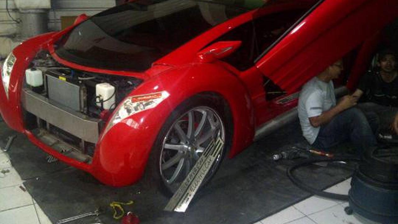 Mogok dua kali, mobil Tucuxi Dahlan Iskan diperbaiki