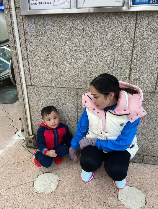 Seperti saat ngemper bersama Nagita Slavina di Tokyo. Bocah dengan sapaan Cipung itu kenakan jaket merah navy dengan celana dan sepatu yang senada [@raffinagita1717]