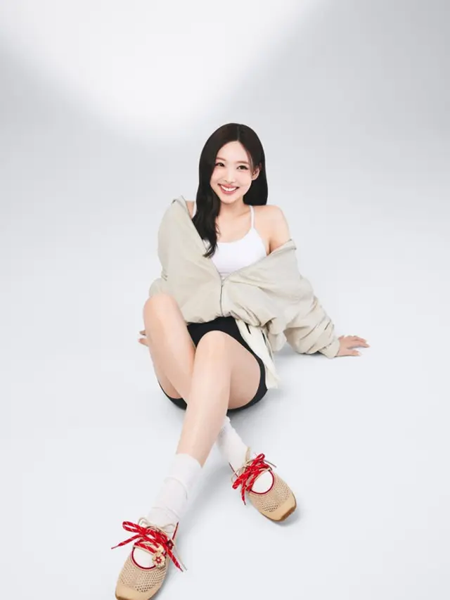 Koleksi Sepatu Nyaman Versi Nayeon TWICE yang Lengkapi Gaya Sehari-Hari