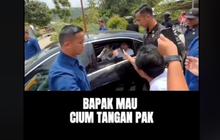 Mobil Presiden Jokowi Tiba-Tiba Berhenti Lihat Pria Bentangkan Banner, Tulisannya jadi Sorotan