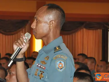 Citizen6, Surabaya: Interaksi Siswa Diktukpa dengan mengajukan pertanyaan terkait dengan pembekalan yang diberikan oleh Wakil Kepala Staf Angkatan Laut, Laksamana Madya TNI  Dr. Marsetio di Gedung Moeljadi, Bumimoro, Surabaya. (Pengirim: Penkobangdikal).