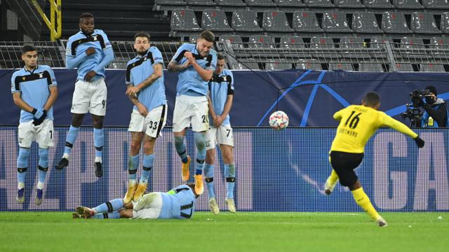 FOTO: Parade Pagar Hidup Unik, Dari Berbaring Hingga Berlutut