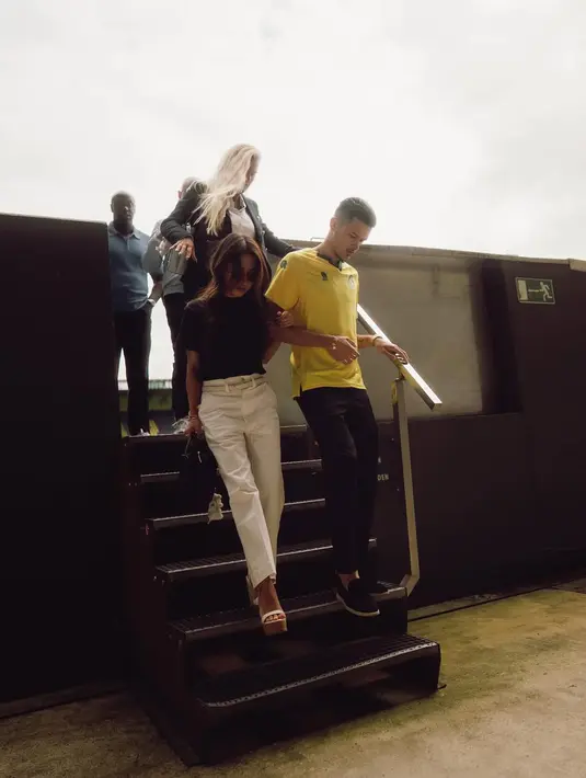 Temani sang kekasih di Sittard, Jennifer Coppen tampil modis bergaya kasual khas old money [@jennifercoppenreal20]