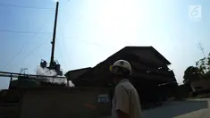 Petugas Laboratorium Dinas Lingkungan Hidup DKI Jakarta memeriksa cerobong asap di pabrik peleburan baja PT Hong Xin Steel, Cakung, Jakarta, Kamis (8/8/2019). DLH DKI Jakarta menggelar sidak untuk mengecek kembali kondisi cerobong asap pabrik. (merdeka.com/Imam Buhori)