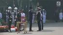 Presiden Joko Widodo (Jokowi) menyematkan tanda pangkat kepada salah satu perwira baru lulusan Akmil pada upacara Prasetya Perwira (Praspa) TNI dan Polri angkatan 2019 di Istana Merdeka, Kamis (16/7/2019). Ada 781 calon perwira yang dilantik oleh Jokowi. (Liputan6.com/Angga Yuniar)