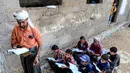 Sejumlah anak-anak terpaksa belajar di luar ruang kelas darurat. (Khaled ZIAD/AFP)