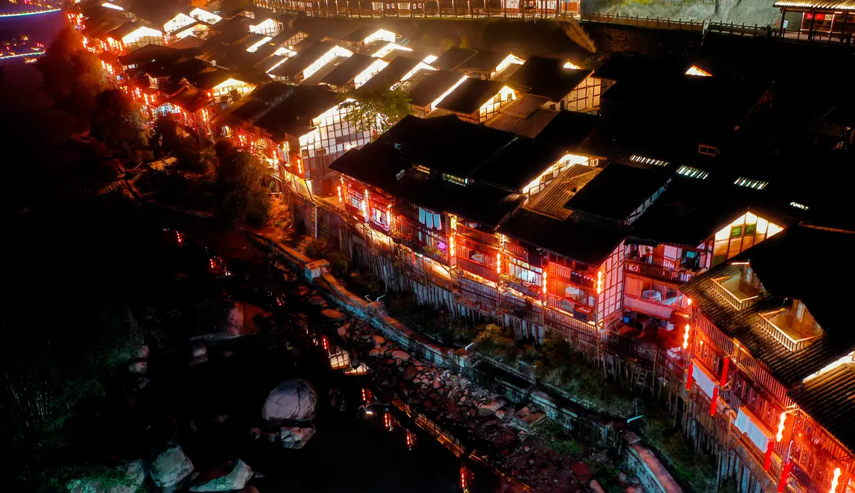 Kota Kuno Zhongshan berhias lampion jelang perayaan Tahun Baru Imlek di Distrik Jiangjin, Chongqing, China, Jumat (17/1/2020).  (Xinhua/Liu Chan)