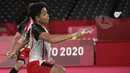 Ganda putri Indonesia Apriyani Rahayu (depan) dan Greysia Polii melawan Yuki Fukushima dan Sayaka Hirota dari Jepang pada penyisihan Grup A cabang bulu tangkis Olimpiade Tokyo 2020 di Musashino Forest Sports Plaza, (27/7/2021). Greysia / Apriyani menang 24-22, 13-21, dan 21-8 (Alexander NEMENOV/AFP)