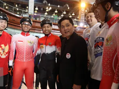 Erick Thohir bertemu dengan Tim Olahraga Musim Dingin Indonesia yang akan bertanding di Jepang, Tangsel, Kamis (29/9). Ini adalah untuk pertama kali Indonesia mengirim kontingen untuk Asian Winter Games. (Liputan6.com/Helmi Afandi)
