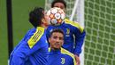 Pemain  Juventus Paulo Dybala (kiri) dan Danilo menghadiri sesi latihan jelang menghadapi Zenit St. Petersburg pada pertandingan sepak bola Liga Champions di tempat latihan Continassa, Turin, Italia, 1 November 2021. (Isabella BONOTTO/AFP)