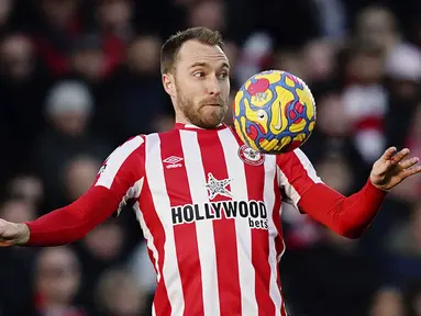 Christian Eriksen akhirnya kembali turun ke lapangan menjalani debutnya untuk Brentford dalam duel kontra Newcastle United pada laga Liga Inggris. (Aaron Chown/PA via AP)