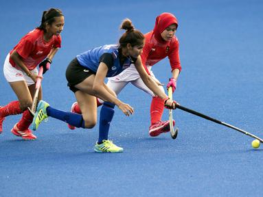 Pemain Indonesia, Yuanita Rahmadhani, berebut bola dengan pemain Thailand pada laga Asian Games di Lapangan Hoki, GBK, Jakarta, Sabtu (25/8/2018). Indonesia kalah 0-2 dari Thailand. (Bola.com/Peksi Cahyo)