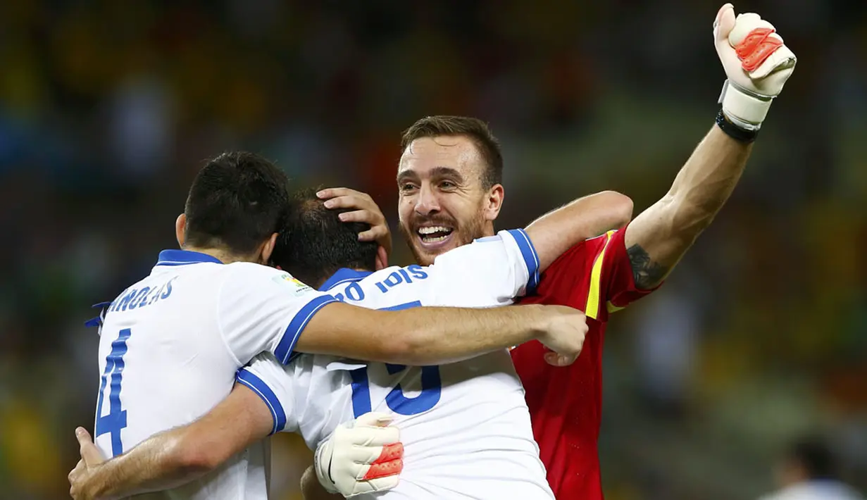 Bersama Kostas Manolas (kiri) dan Vasilis Torosidis, penjaga gawang Timnas Yunani, Panagiotis Glykos (kanan) merayakan kemenangan atas Pantai Gading 2-1 di Stadion Castelao, Fortaleza, Brasil, (25/6/2014). (REUTERS/Eddie Keogh)