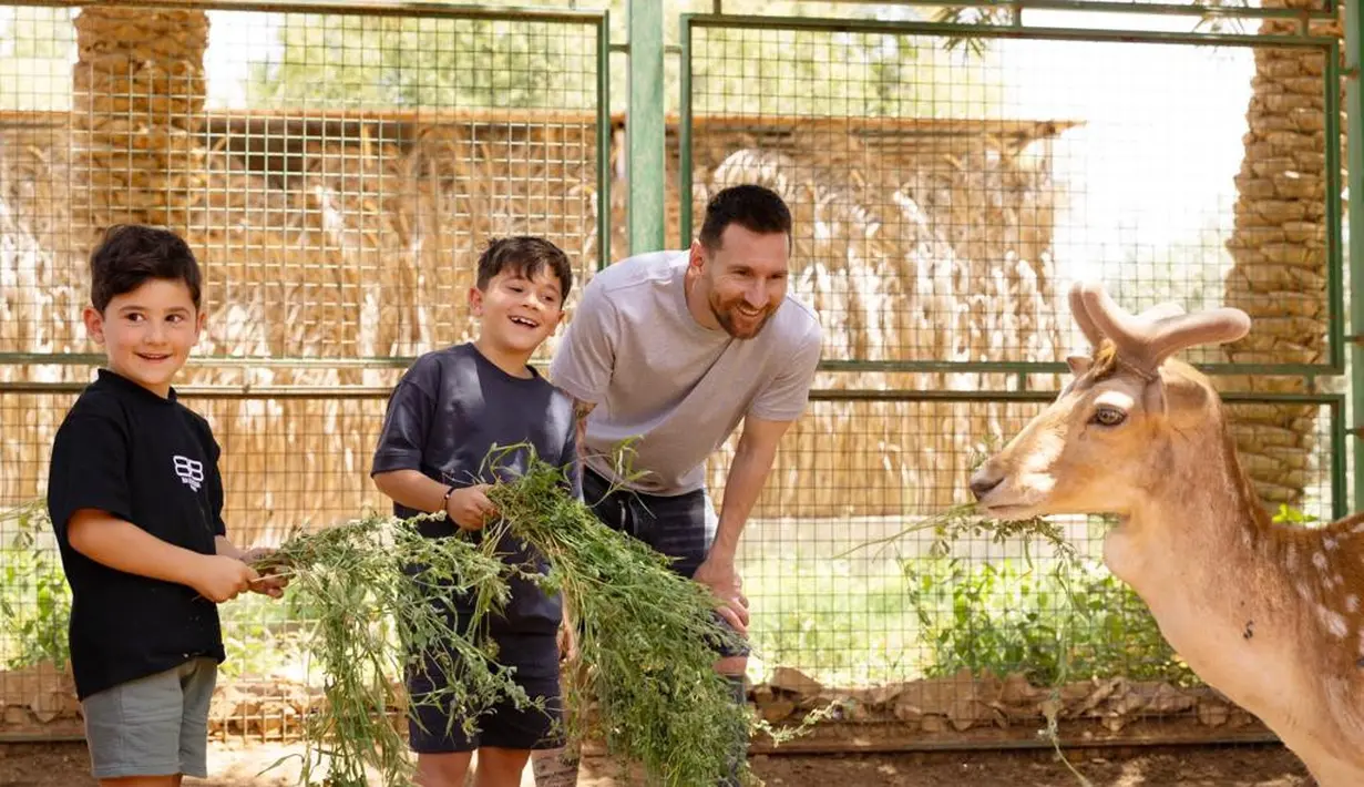 Messi sendiri adalah duta pariwisata Arab Saudi. Alhasil kunjungannya adalah dalam rangka ‘bekerja’ untuk negara Timur Tengah Itu. [Foto: Twitter/AhmadAlKhateeb]