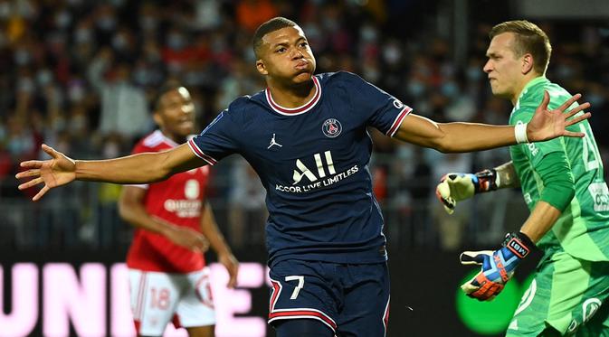 Kylian Mbappe menyumbangkan satu gol saat PSG meraih kemenangan 4-2 atas Brest pada laga pekan ketiga Ligue 1 di Stade Francis le Ble, Sabtu (21/8/2021) dini hari WIB. (AFP/Loic Venance)