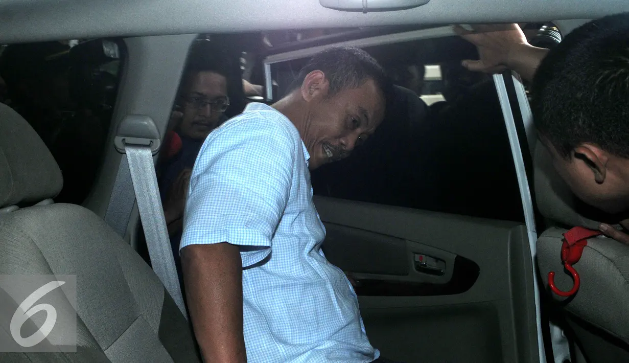 Ketua DPRD DKI Jakarta, Prasetyo Edi Marsudi saat masuk ke dalam mobil usai memenuhi panggilan KPK sebagai saksi Mohamad Sanusi terkait suap pembahasan dua Raperda Reklamasi Pantai Utara Jakarta, Selasa (14/6). (Liputan6.com/Faizal Fanani)