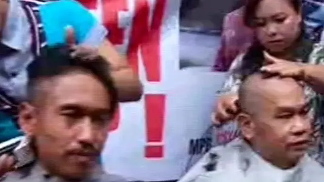 [VIDEO] Ratu Atut Tersangka, Warga Banten Gelar Aksi Gundul