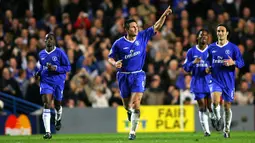 Chelsea berhasil menangkan Liga Inggris di musim 2005/2006. Mereka juga membuat catatan gemilang dengan hanya kebobolan sebanyak 22 kali. Catatan semakin sempurna karena di tahun 2005 merupakan ulang tahun The Blues yang ke-100. (Foto: AFP/Adrian Dennis)
