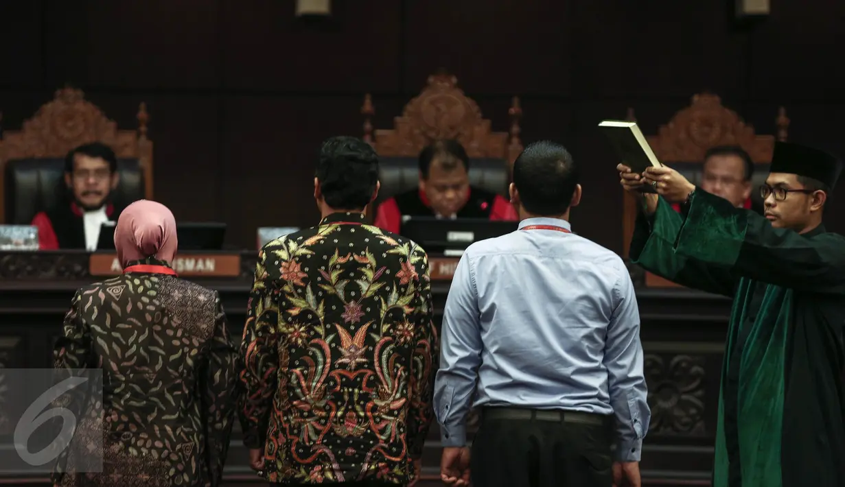 Wali Kota Surabaya Tri Rismaharini bersama dua saksi lainnya diambil sumpah sebelum memberi kesaksian terkait gugatan pengelolaan SMK/SMA oleh Pemprov Jawa Timur, di Mahkamah Kostitusi (MK), Jakarta, Rabu (8/6). (Liputan6.com/Faizal Fanani)