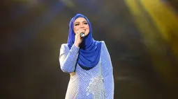 Dengan penampilan serba biru, Siti Nurhaliza tampil pada acara Hut Indosiar ke 22 di JCC Senayan Jakarta. (KapanLagi/Bayu Herdianto)
