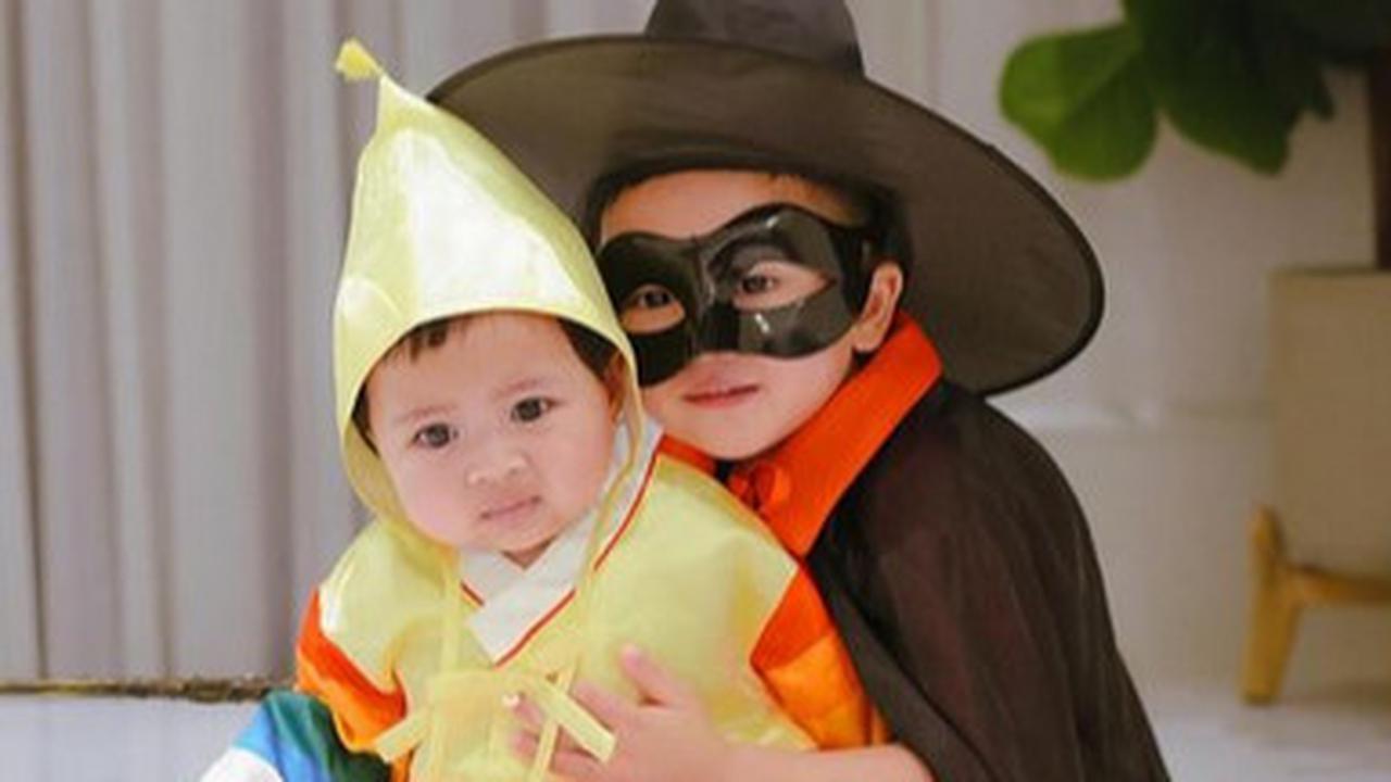 Ramai Disorot, Potret Baby Lily Disebut Tertekan Foto Pakai Hanbok Bareng 'Pesulap' Rayyanza