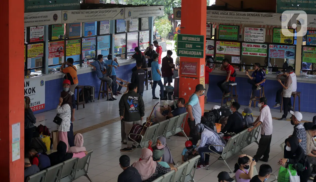 Sejumlah calon pemudik menanti kedatangan bus di Terminal Kampung Rambutan, Jakarta, Rabu (19/5/2021). Penumpang yang baru tiba dan yang akan berangkat dari Terminal Kampung Rambutan dilakukan tes swab antigen maupun GeNose. (Liputan6.com/Johan Tallo)