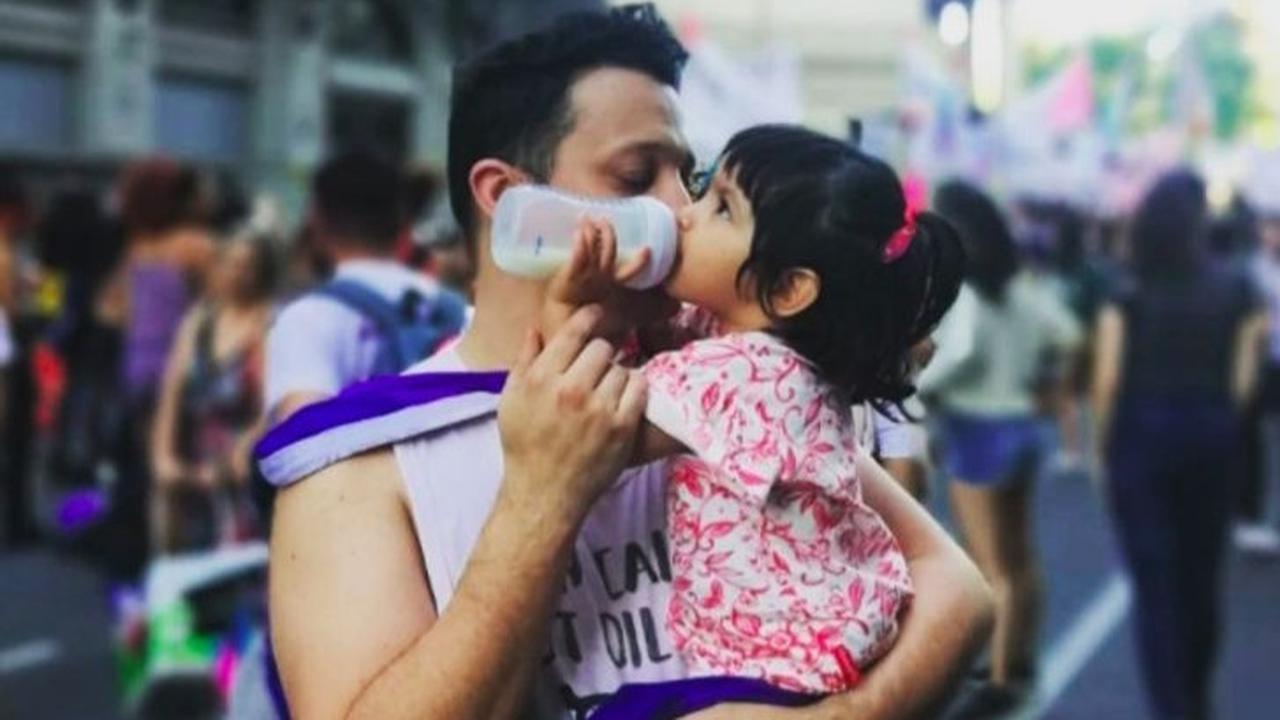 Pria gay di Argentina mengadopsi anak