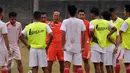 Pelatih Persija, Bambang Nurdiansyah (tengah) memimpin latihan di NYTC PSSI, Sawangan, Depok, (31/10/2015). Mantan penyerang Timnas Indonesia era 1980-1991 ini juga pernah menjadi asisten pelatih Timnas Indonesia U-23. (Liputan6.com/Helmi Fithriansyah)  