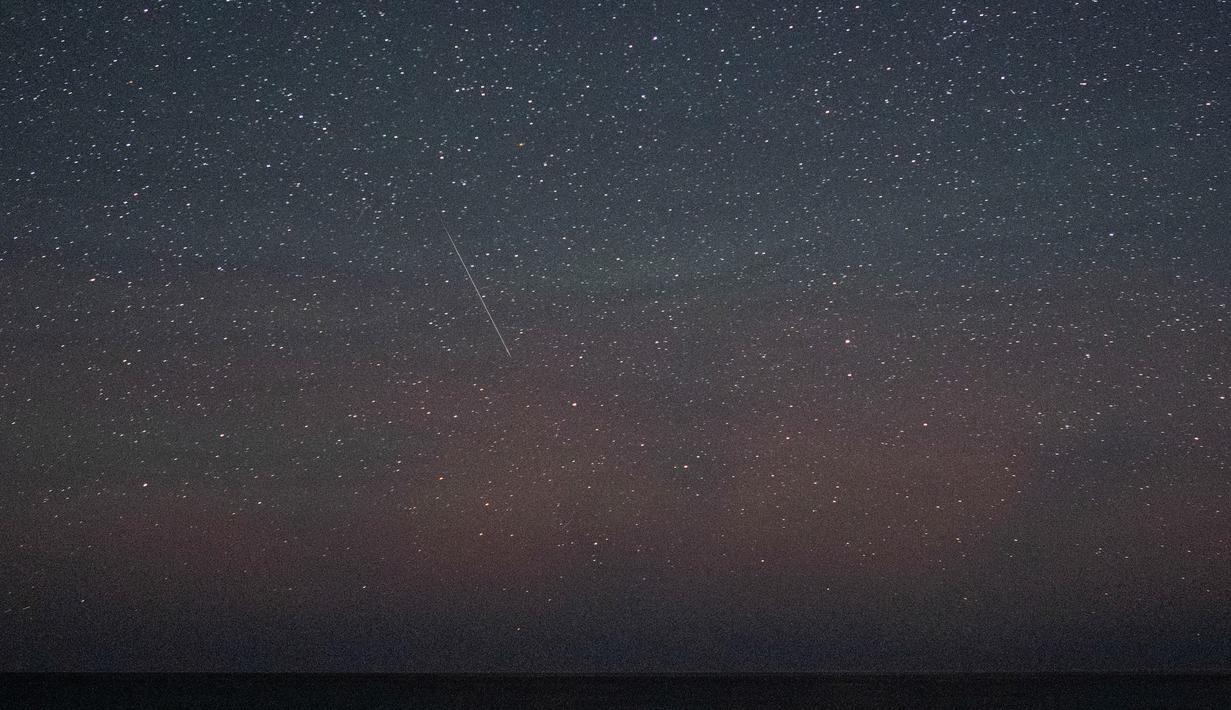 Seperti yang telah banyak disampaikan, perkiraan hujan meteor yang akan terjadi pada 13 Agustus 2023 ini berlangsung selama total 16 jam, tetapi puncak sesungguhnya terjadi mulai dari tengah malam hingga pagi hari. (AP Photo/Petros Giannakouris)