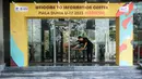 Petugas membersihkan meja di Information Center Piala Dunia U-17 2023 Surabaya di Grand Swiss-Belhotel, Surabaya pada Sabtu (11/11/2023). Pusat informasi ini sendiri ditujukan untuk pihak media agar bisa mendapatkan informasi dengan mudah. (Bola.com/Bagaskara Lazuardi)