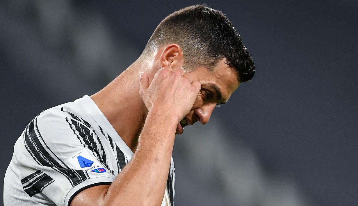 Striker Juventus, Cristiano Ronaldo, tampak Frustrasi usai ditaklukkan AC Milan pada laga Liga Italia di Stadion Allianz, Senin (10/5/2021). AC Milan menang dengan skor 3-0. (AFP/ Isabella Bonotto)