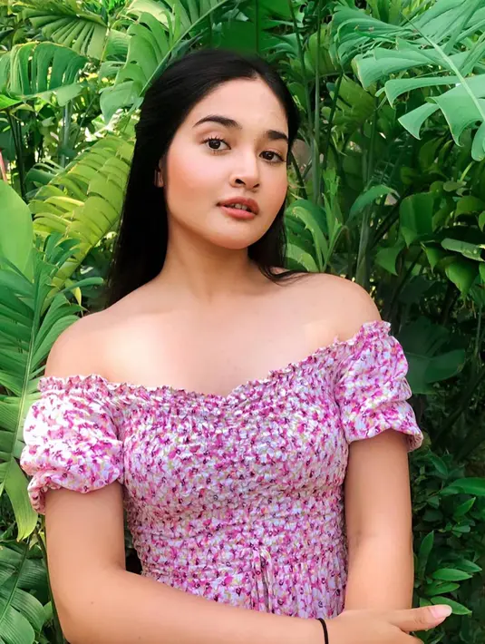 Main FTV bergenre religi, sosok Jasmine yang sekarang tentu bikin pangling saat melakoni peran dalam sinetron barunya. Berperan sebagai karakter antagonis, Jasmine kerap abadikan berbagai momen saat berada di lokasi syuting. Ia pun kerap kumpul bareng bersama para pemain wanita lainnya seperti Esta Pramanita dan Nadira Sungkar. (Liputan6.com/IG/@jasmineelfirabs)