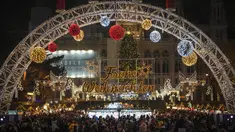 FOTO: Suasana Pasar Natal di Austria Sebelum Kembali Lockdown
Orang-orang mengambil gambar pohon-pohon yang diterangi cahaya di pasar Natal di Wina, Austria, Minggu (21/11/2021). Pemerintah Austria mengumumkan penguncian nasional yang akan dimulai Senin (22/11). (AP Photo/Vadim Ghirda)