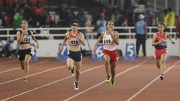 Pelari Indonesia, Ni Made Arianti, saat beraksi di nomor lari 100M T13 pada Asian Para Games di SUGBK, Jakarta, Rabu (10/10/2018). Indonesia meraih memborong tiga mendali. (Bola.com/M Iqbal Ichsan)