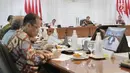 Presiden Jokowi memimpin rapat terbatas membahas percepatan pengadaan rumah tinggal bagi ASN/PNS, TNI, dan Polri di Istana Kepresidenan, Jakarta, Senin (16/4). Rapat dihadiri Dirut BRI, BTN, Mandiri, BNI, BJB, dan Bank DKI. (Liputan6.com/Angga Yuniar)