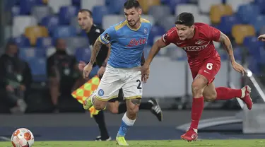 Penyerang Napoli, Matteo Politano berebut bola dengan bek Spartak Moscow, Ayrton Lucas pada Matchday 2 Liga Europa 2021/2022 di Stadio Diego Armando Maradona, Jumat (1/10/2021) dini hari WIB. Napoli secara mengejutkan dikalahkan Spartak Moscow 2-3. (Alessandro Garofalo/ LaPresse via AP)