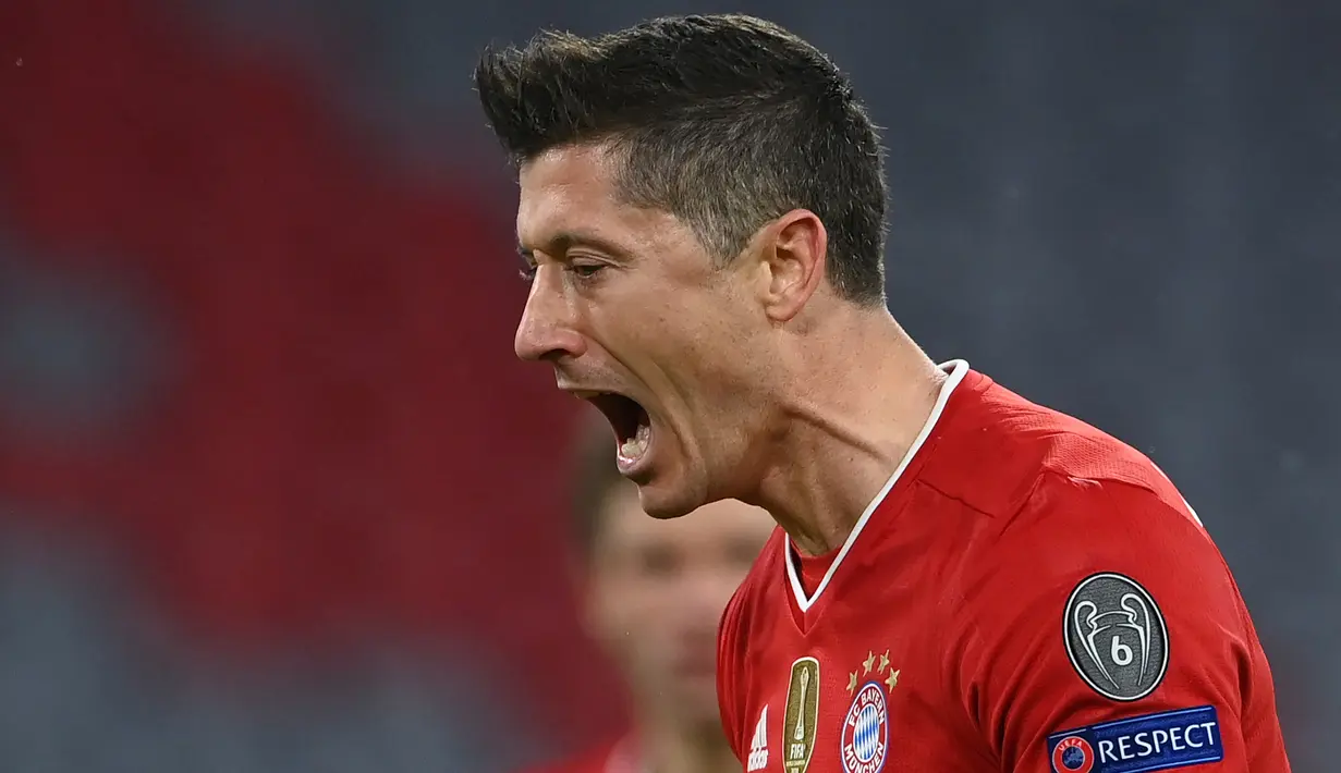 Robert Lewandowski. Ia didatangkan Bayern Munchen secara gratis dari Borussia Dortmund pada musim 2014/2015. Di Dortmund ia sudah menjelma sebagai striker tajam dan meraih gelar top skor Liga Jerman. Total 7 musim di Munchen, ia tampil 329 laga dan mencetak 294 gol. (Foto: AFP/Christof Stache)