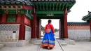 <p>Turis mengenakan gaun tradisional Hanbok saat berkunjung ke Istana Gyeongbokgung di Seoul, Korea Selatan, 2 November 2019. Seoul, ibu kota sekaligus kota terbesar di Korea Selatan, merupakan kota metropolitan yang dinamis dengan kombinasi antara budaya kuno dan modern. (Xinhua/Wang Jingqiang)</p>