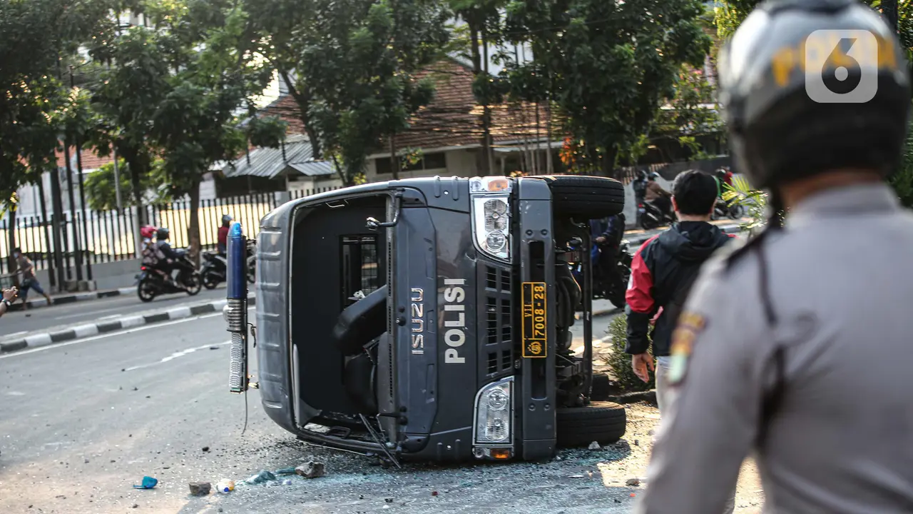 FOTO: Mobil Polisi Dirusak Massa di Kawasan Pejompongan