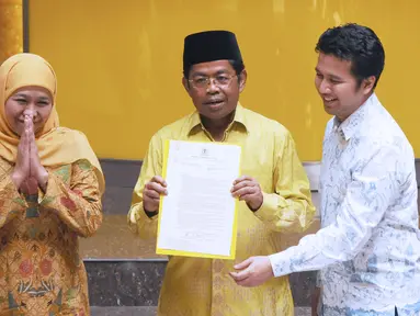 Plt Ketua Umum Partai Golkar, Idrus Marham (tengah) bersama Khofifah Indar Parawansa (kiri) dan Emil Elistyanto Dardak menunjukkan surat rekomendasi Cagub dan Cawagub Jawa Timur pada Pilkada 2018 di Jakarta, Rabu (22/11). (Liputan6.com/Helmi Fithriansyah)