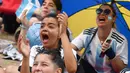 Suporter Argentina menyaksikan timnas sepak bola mereka melawan Polandia pada pertandingan Piala Dunia 2022 yang diselenggarakan oleh Qatar di Buenos Aires, Argentina, 30 November 2022. Argentina lolos ke babak 16 besar Piala Dunia 2022 dengan status juara Grup C usai mengalahkan Polandia 2-0. (AP Photo/Gustavo Garello)
