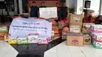 Petugas BRI menyerahkan paket bantuan darurat kepada warga di Desa Sumbersari, Lumajang, usai erupsi Semeru dan banjir lahar dingin melanda kawasan tersebut. (Foto:Dok.BRI)