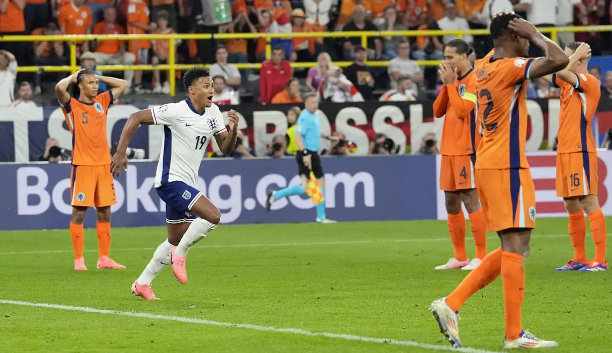 Pemain pengganti Ollie Watkins lantas menjadi penyelamat Inggris melalui gol penentu kemenangannya pada menit ke-91. (AP Photo/Martin Meissner)