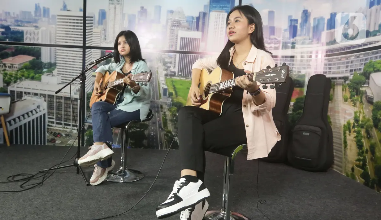 Mayang dan Chika saat perform setelah tampil dalam acara Podcast di studio Liputan6.com, Jakarta, Rabu (19/1/2022). Dalam acara bincang ringan tersebut, adik dari mendiang Vannesa Angel tersebut banyak bercerita seputar kehidupan dan karier. (Liputan6.com/Helmi Fithriansyah)